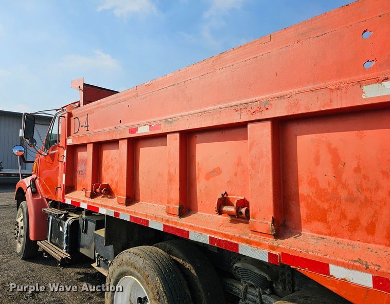 image for item MA9282 2001 Sterling L7500 dump truck