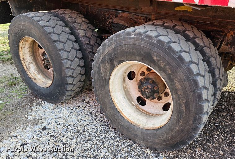 image for item MA9283 2001 Sterling L7500 dump truck