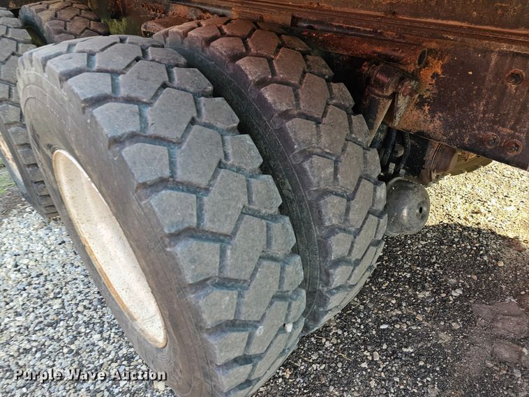 image for item MA9283 2001 Sterling L7500 dump truck