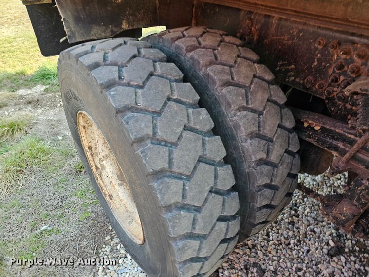 image for item MA9283 2001 Sterling L7500 dump truck