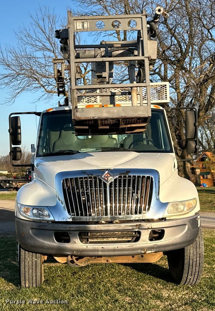 image for item ND9053 2006 International   4300 bucket truck