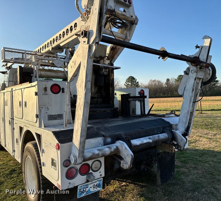 image for item ND9053 2006 International   4300 bucket truck