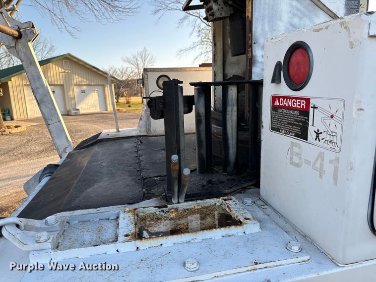 image for item ND9053 2006 International   4300 bucket truck