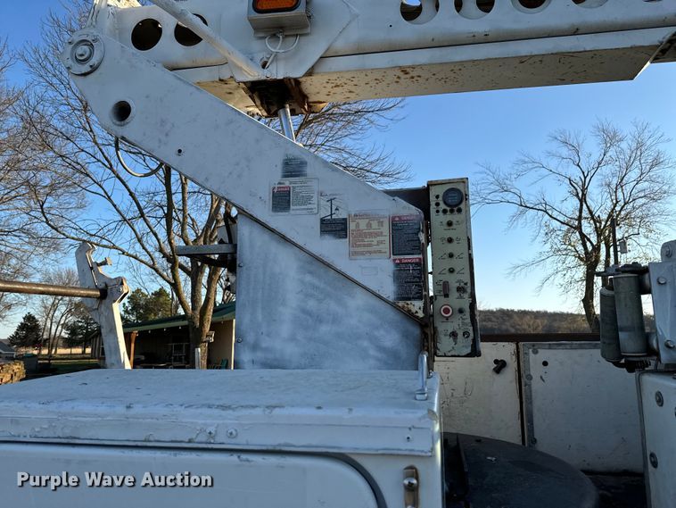 image for item ND9053 2006 International   4300 bucket truck