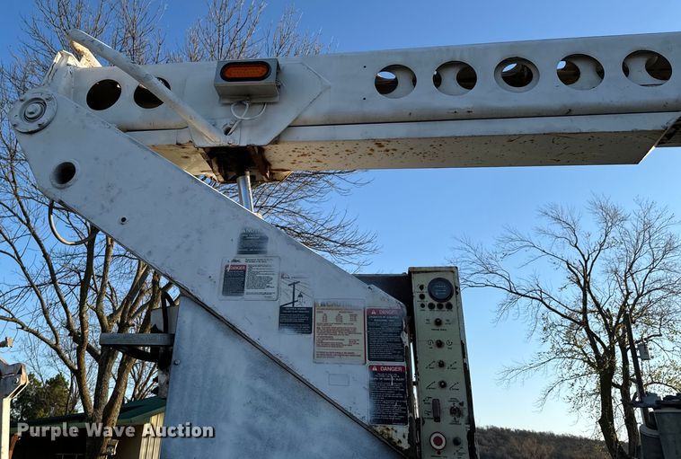 image for item ND9053 2006 International   4300 bucket truck