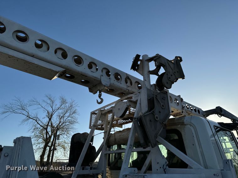 image for item ND9053 2006 International   4300 bucket truck