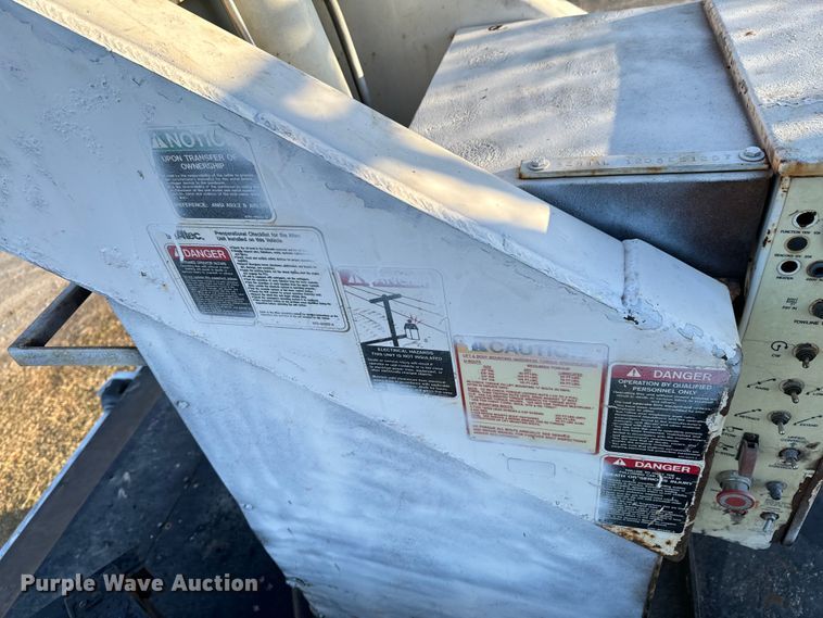 image for item ND9053 2006 International   4300 bucket truck