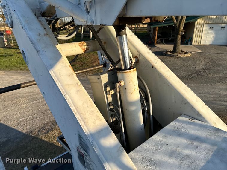 image for item ND9053 2006 International   4300 bucket truck