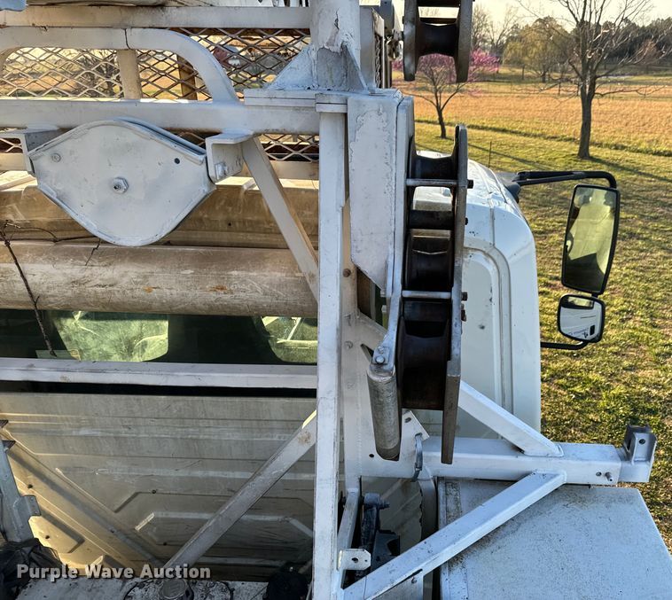 image for item ND9053 2006 International   4300 bucket truck