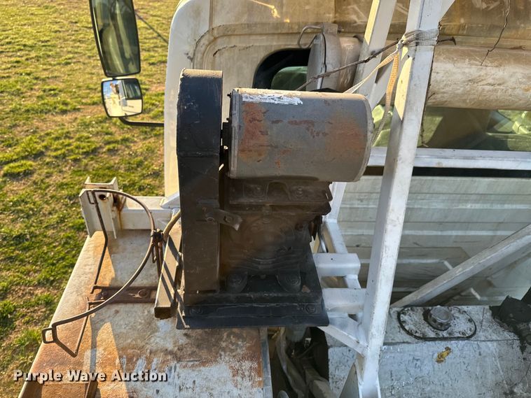 image for item ND9053 2006 International   4300 bucket truck