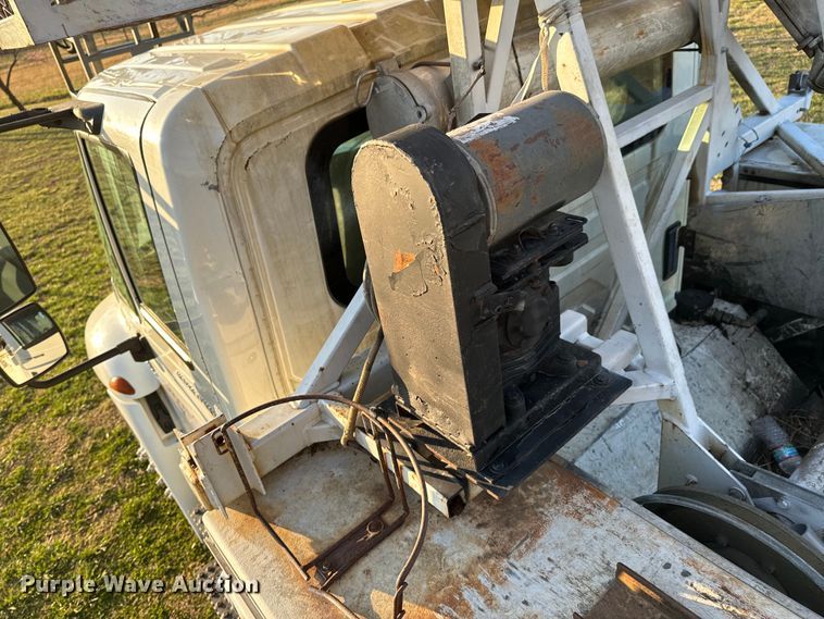 image for item ND9053 2006 International   4300 bucket truck