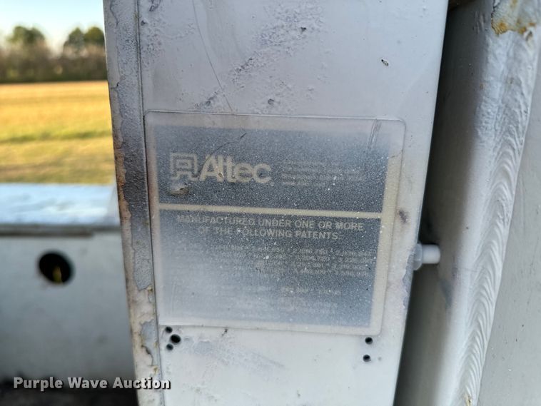 image for item ND9053 2006 International   4300 bucket truck