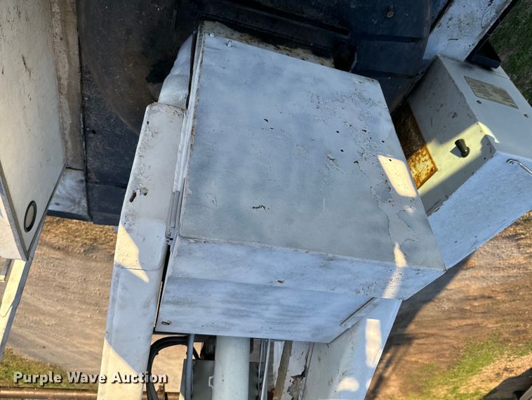 image for item ND9053 2006 International   4300 bucket truck