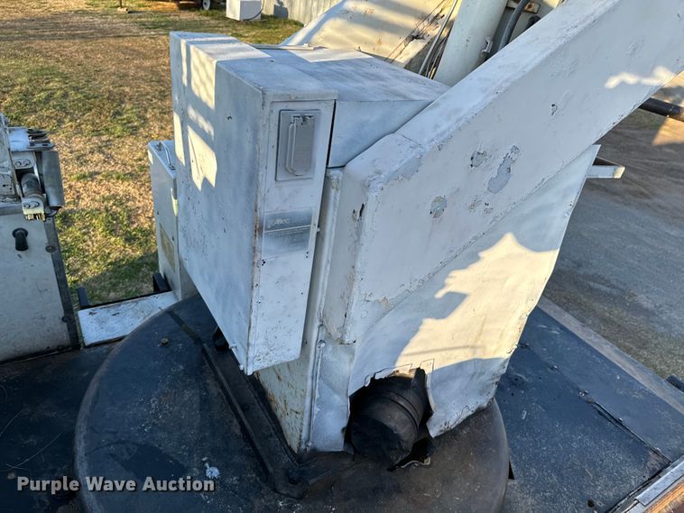 image for item ND9053 2006 International   4300 bucket truck