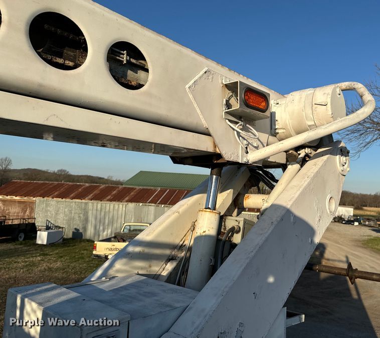 image for item ND9053 2006 International   4300 bucket truck