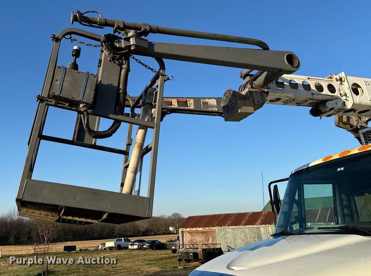 image for item ND9053 2006 International   4300 bucket truck