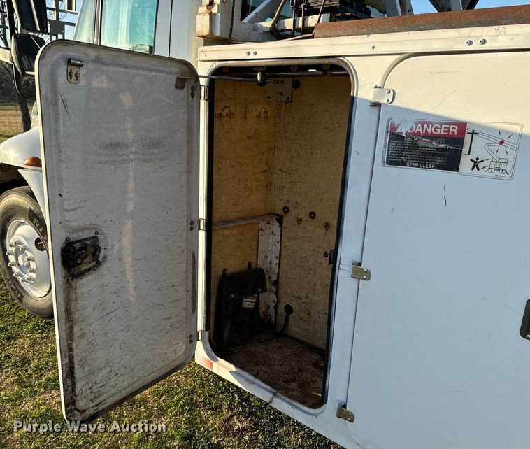 image for item ND9053 2006 International   4300 bucket truck