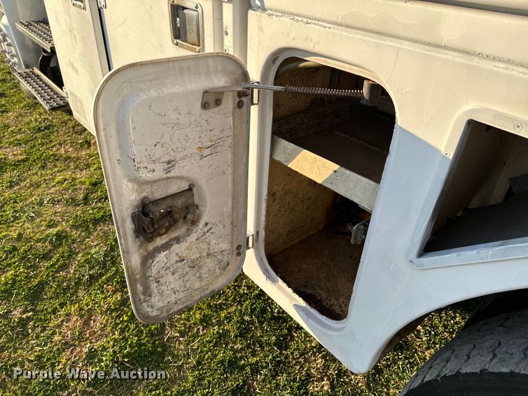 image for item ND9053 2006 International   4300 bucket truck