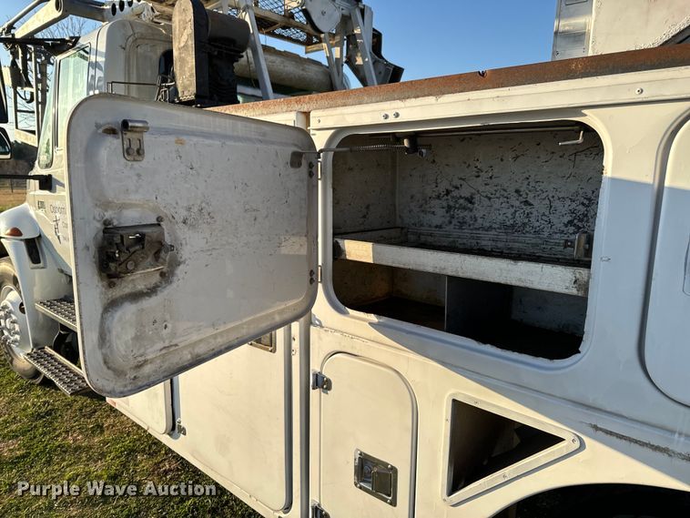 image for item ND9053 2006 International   4300 bucket truck