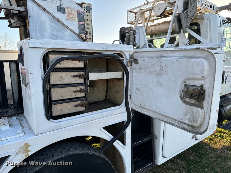 image for item ND9053 2006 International   4300 bucket truck