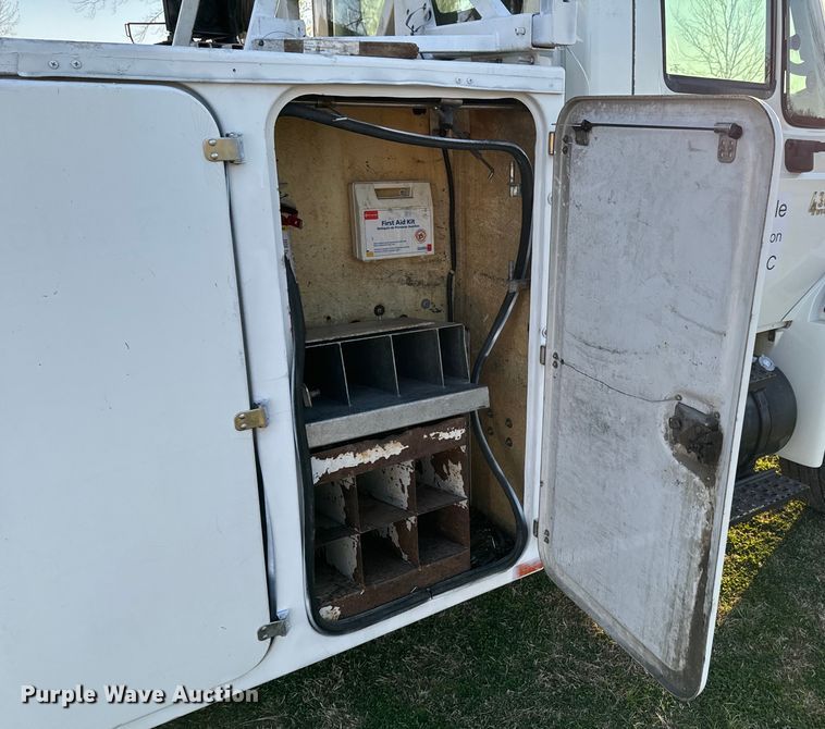 image for item ND9053 2006 International   4300 bucket truck