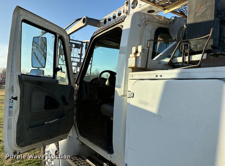 image for item ND9053 2006 International   4300 bucket truck