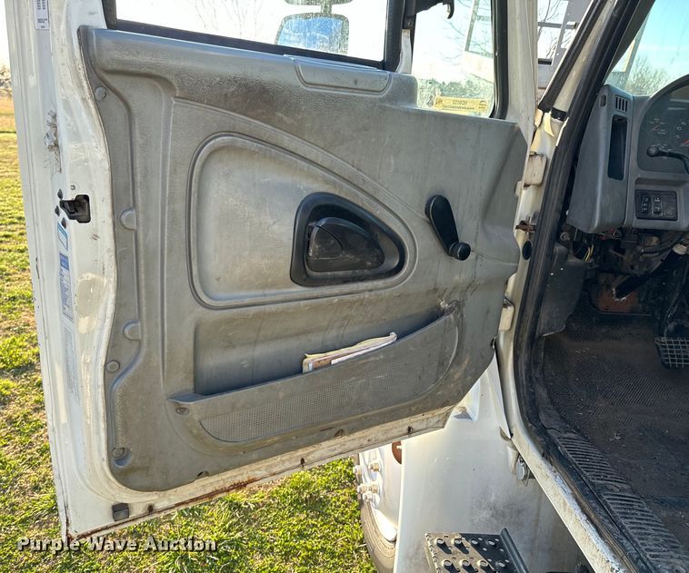 image for item ND9053 2006 International   4300 bucket truck