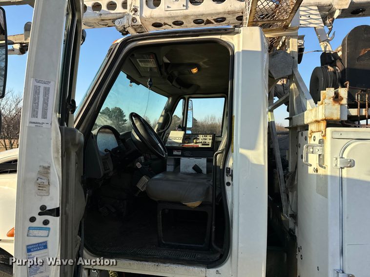 image for item ND9053 2006 International   4300 bucket truck