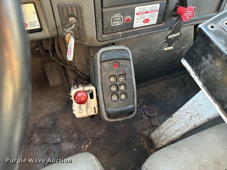 image for item ND9053 2006 International   4300 bucket truck