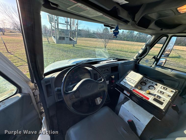 image for item ND9053 2006 International   4300 bucket truck