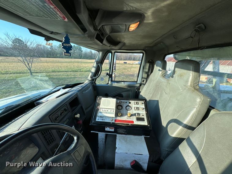 image for item ND9053 2006 International   4300 bucket truck