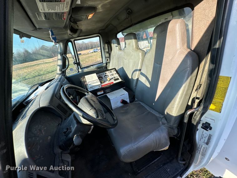 image for item ND9053 2006 International   4300 bucket truck