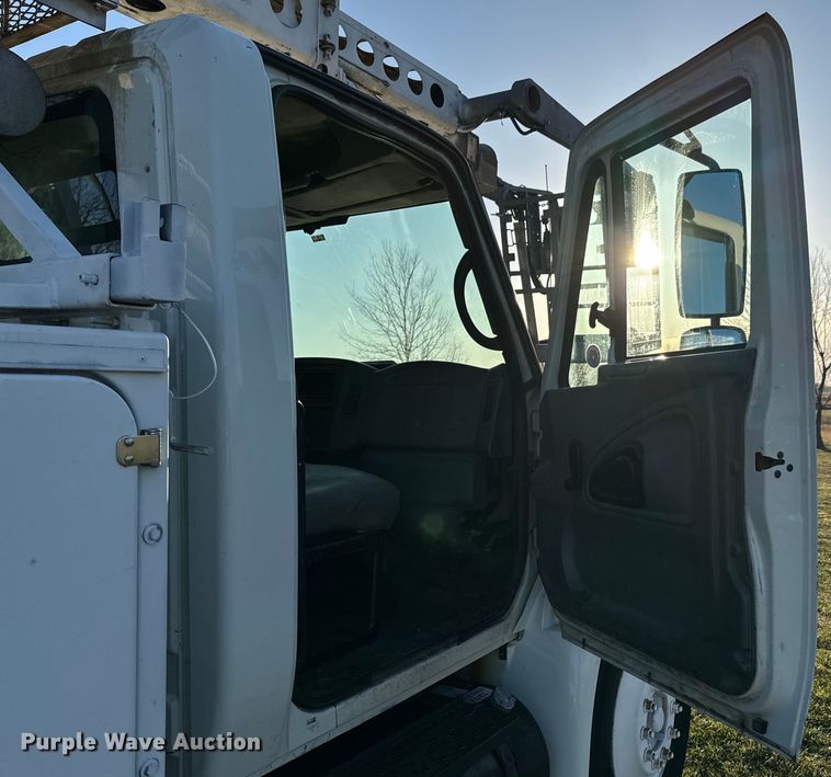 image for item ND9053 2006 International   4300 bucket truck