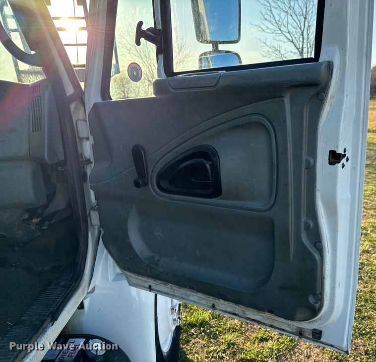 image for item ND9053 2006 International   4300 bucket truck