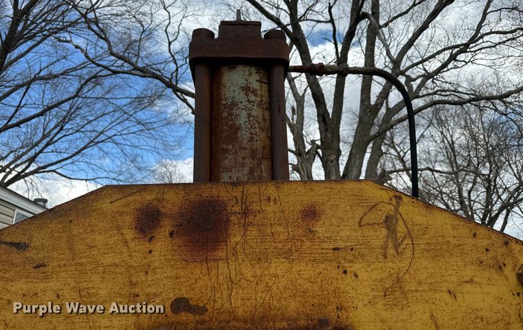 image for item NF9460 Hydraulic press and work bench