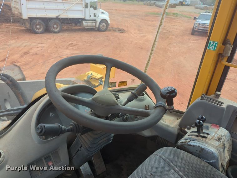 image for item NZ9433 2004 Volvo L220E wheel loader