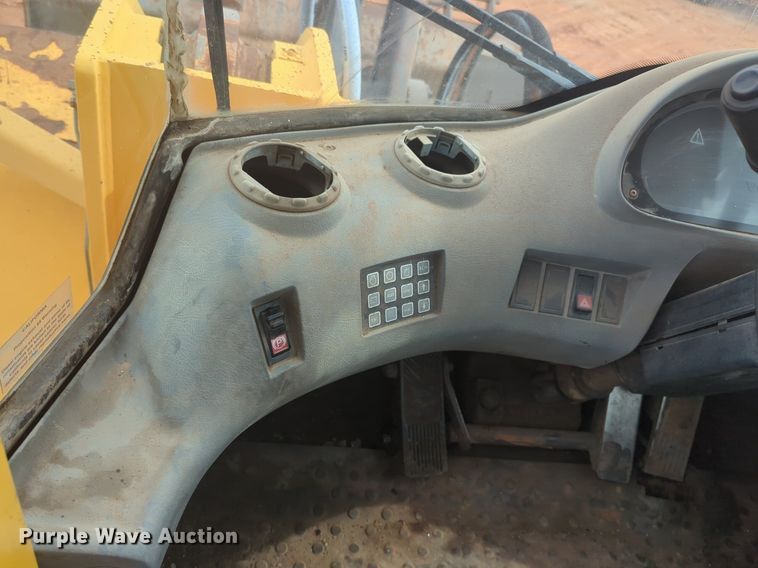 image for item NZ9433 2004 Volvo L220E wheel loader