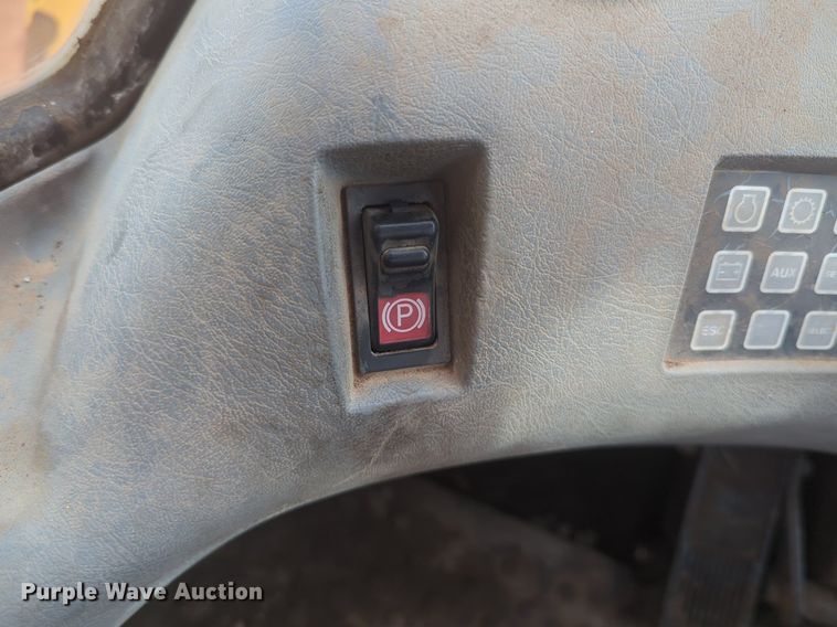 image for item NZ9433 2004 Volvo L220E wheel loader