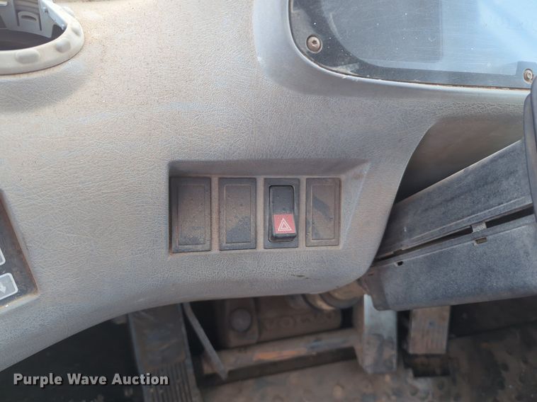 image for item NZ9433 2004 Volvo L220E wheel loader