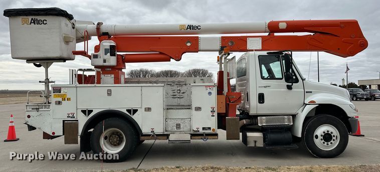 image for item OA9640 2011 International 4400 bucket truck