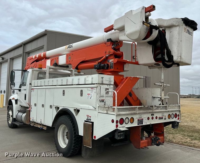 image for item OA9640 2011 International 4400 bucket truck