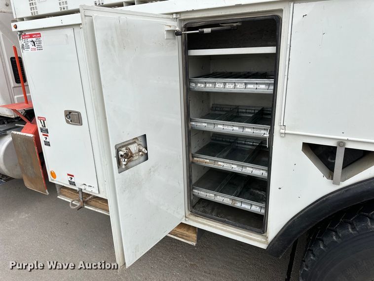 image for item OA9640 2011 International 4400 bucket truck