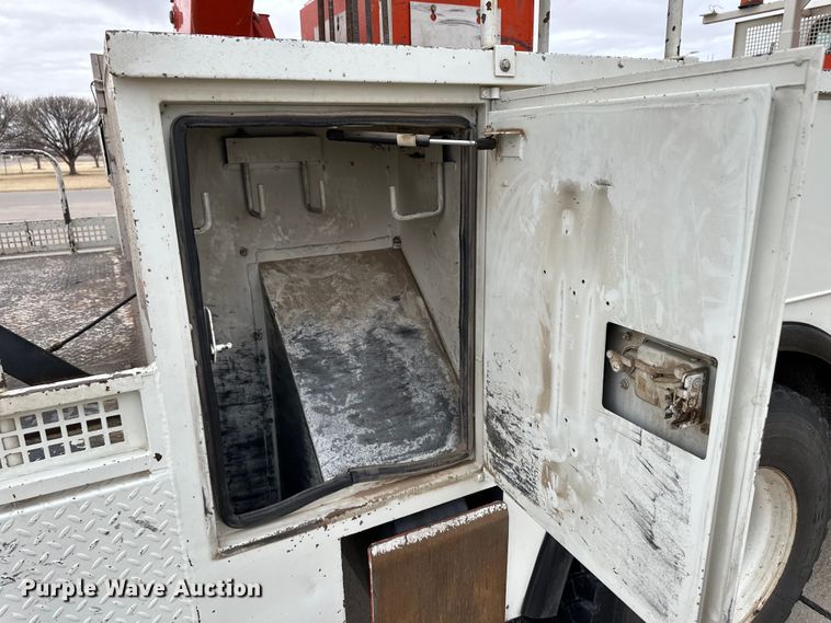 image for item OA9640 2011 International 4400 bucket truck