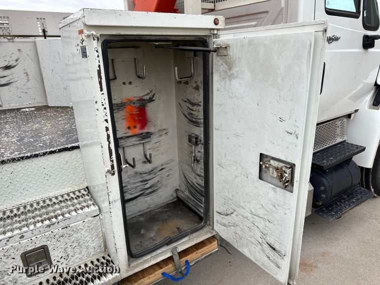 image for item OA9640 2011 International 4400 bucket truck