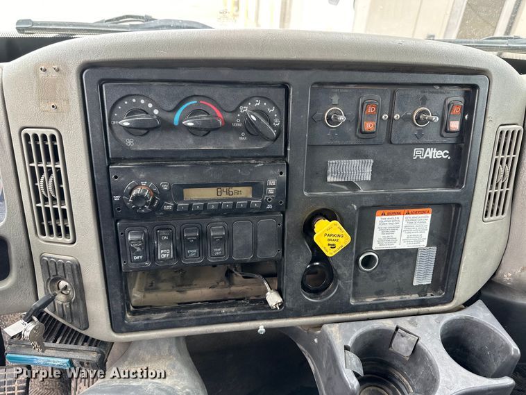 image for item OA9640 2011 International 4400 bucket truck