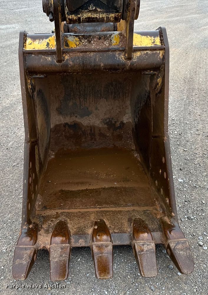 image for item OA9665 2015 John Deere 210G LC excavator