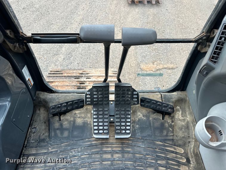 image for item OA9665 2015 John Deere 210G LC excavator