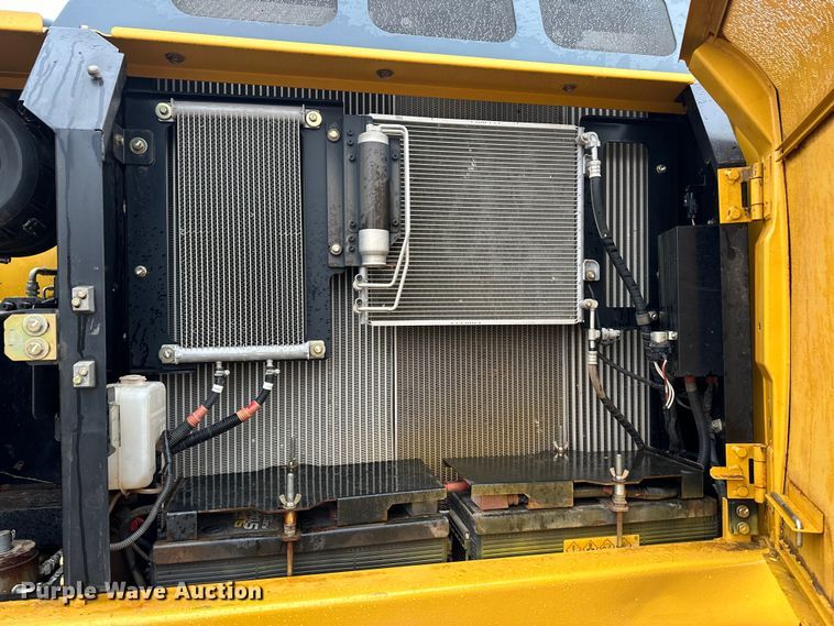 image for item OA9665 2015 John Deere 210G LC excavator