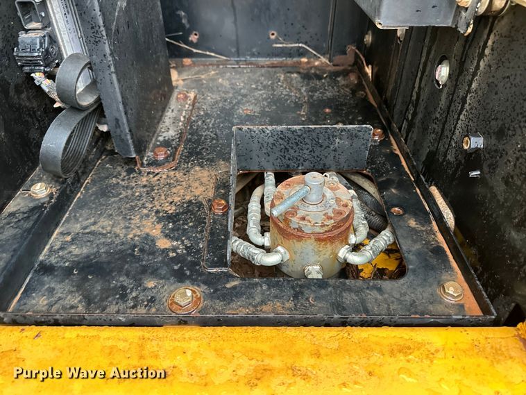 image for item OA9665 2015 John Deere 210G LC excavator