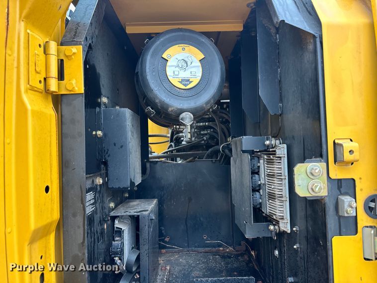 image for item OA9665 2015 John Deere 210G LC excavator